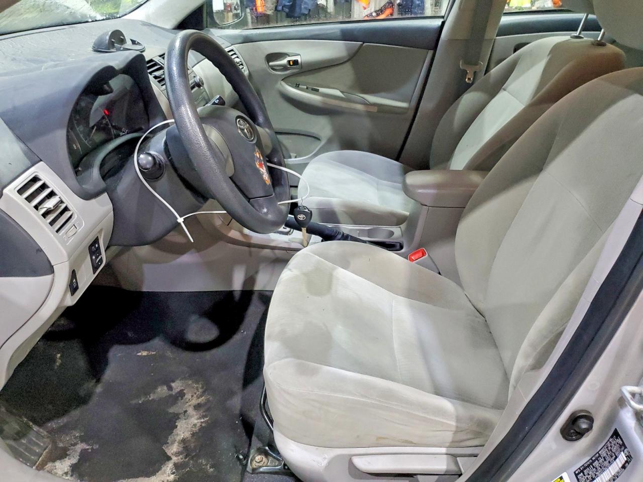 2011 TOYOTA COROLLA LE photo 7