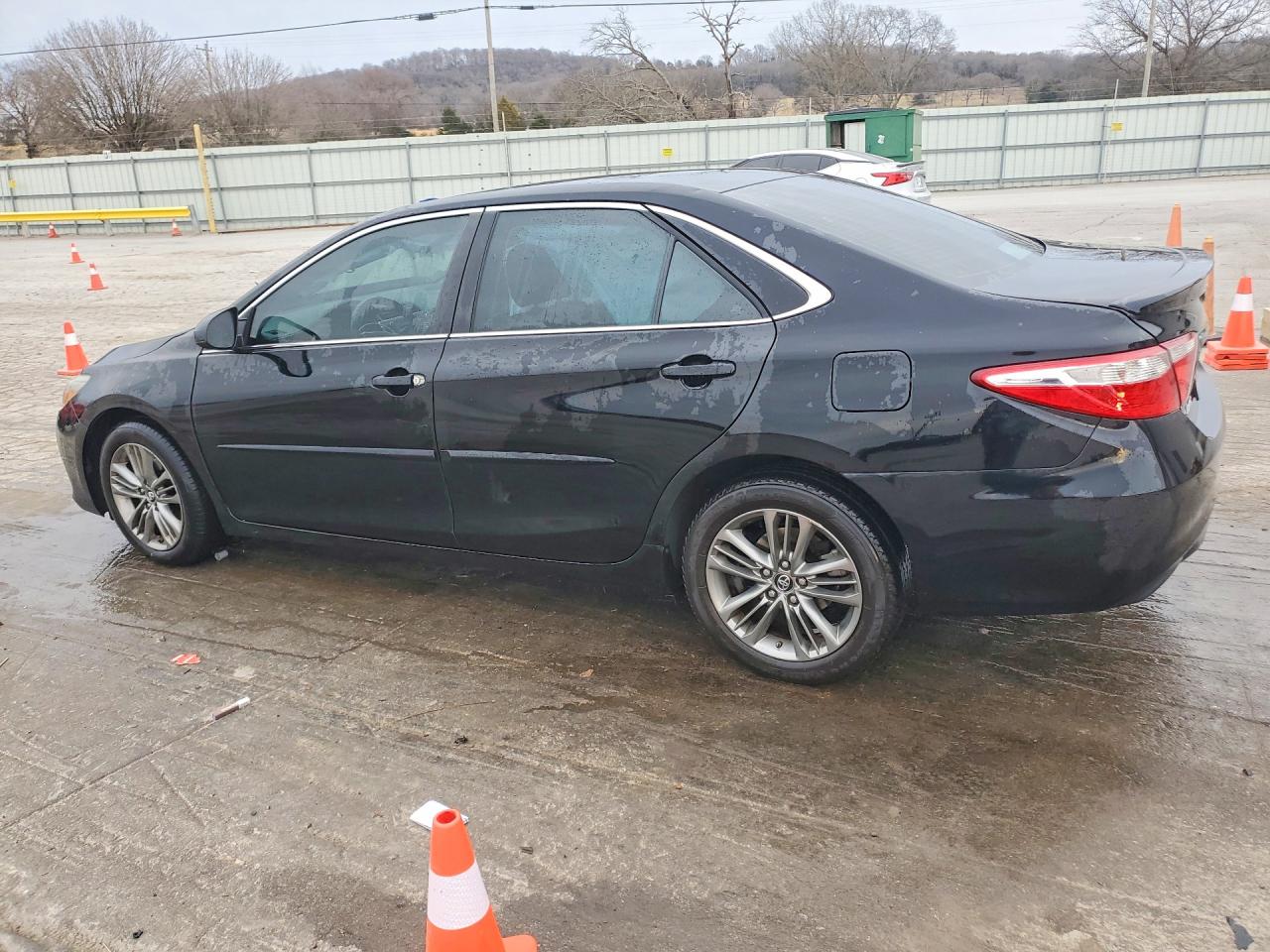 2016 TOYOTA CAMRY SE photo 2