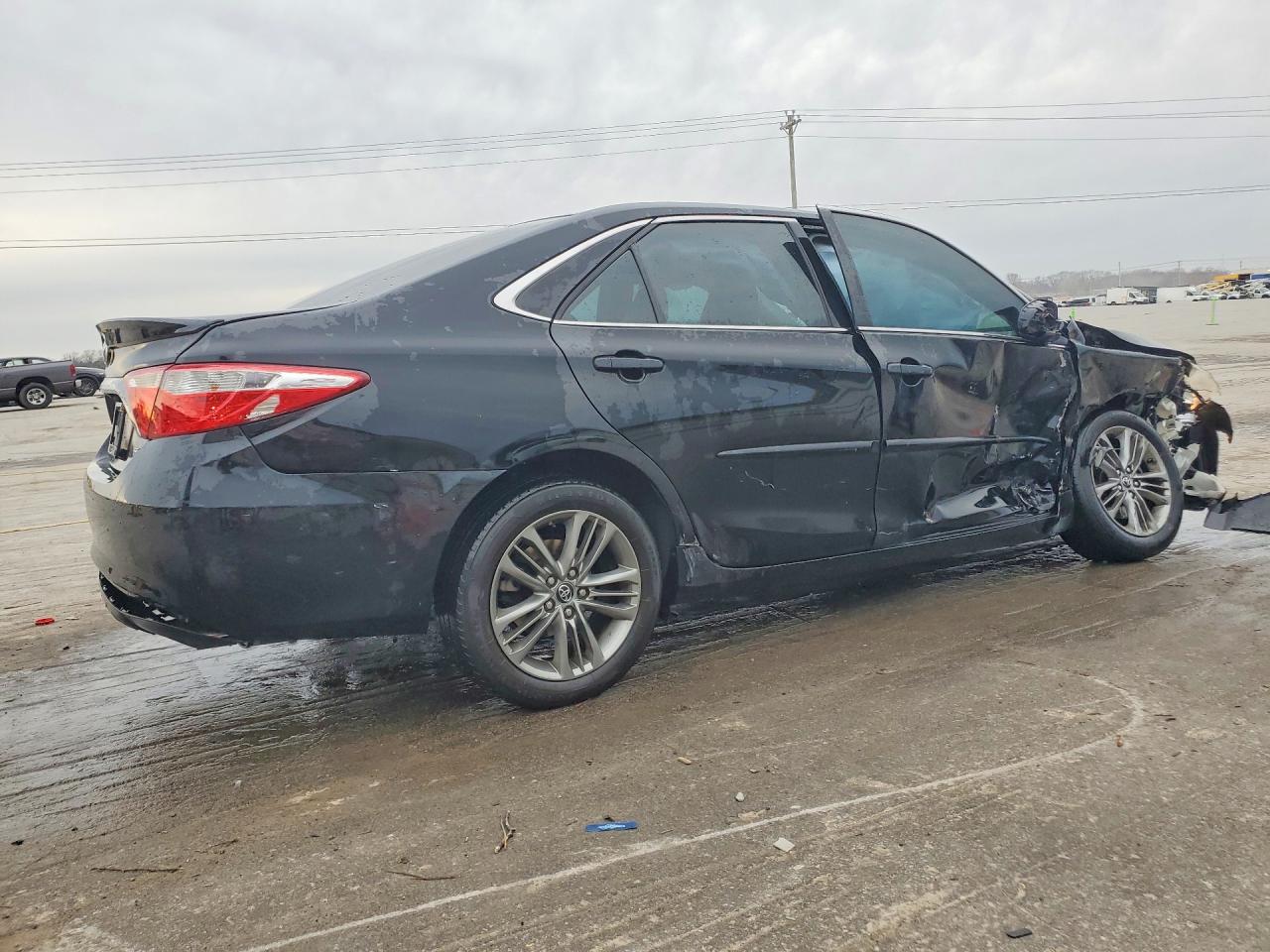 2016 TOYOTA CAMRY SE photo 3