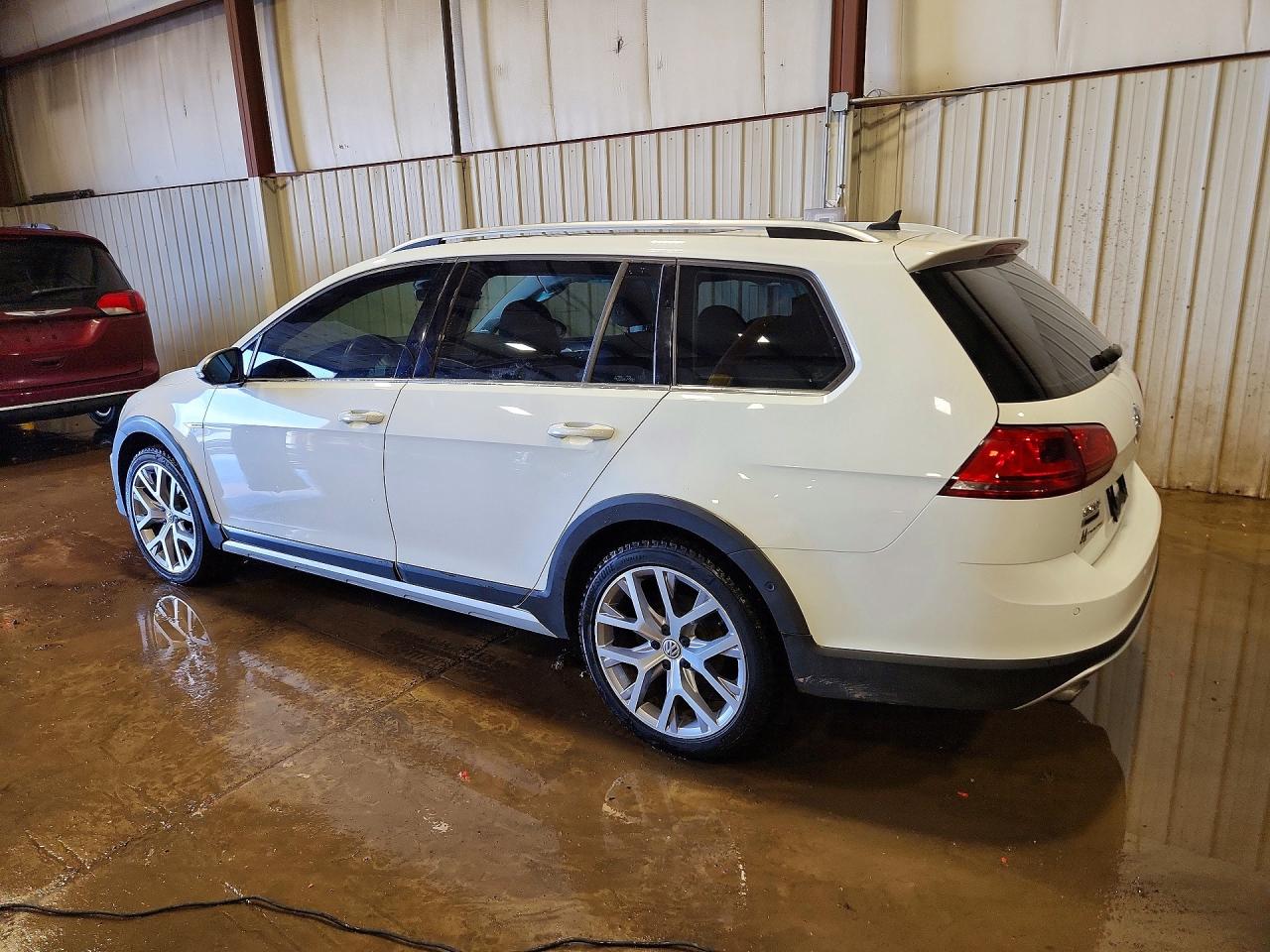 2017 VOLKSWAGEN GOLF ALLTRACK S photo 2