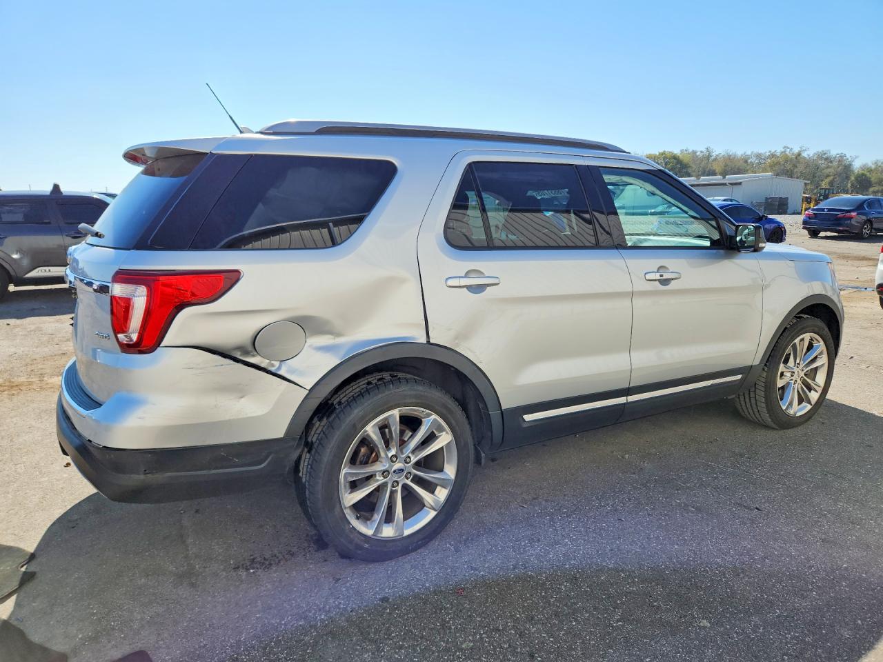 2018 FORD EXPLORER XLT photo 5