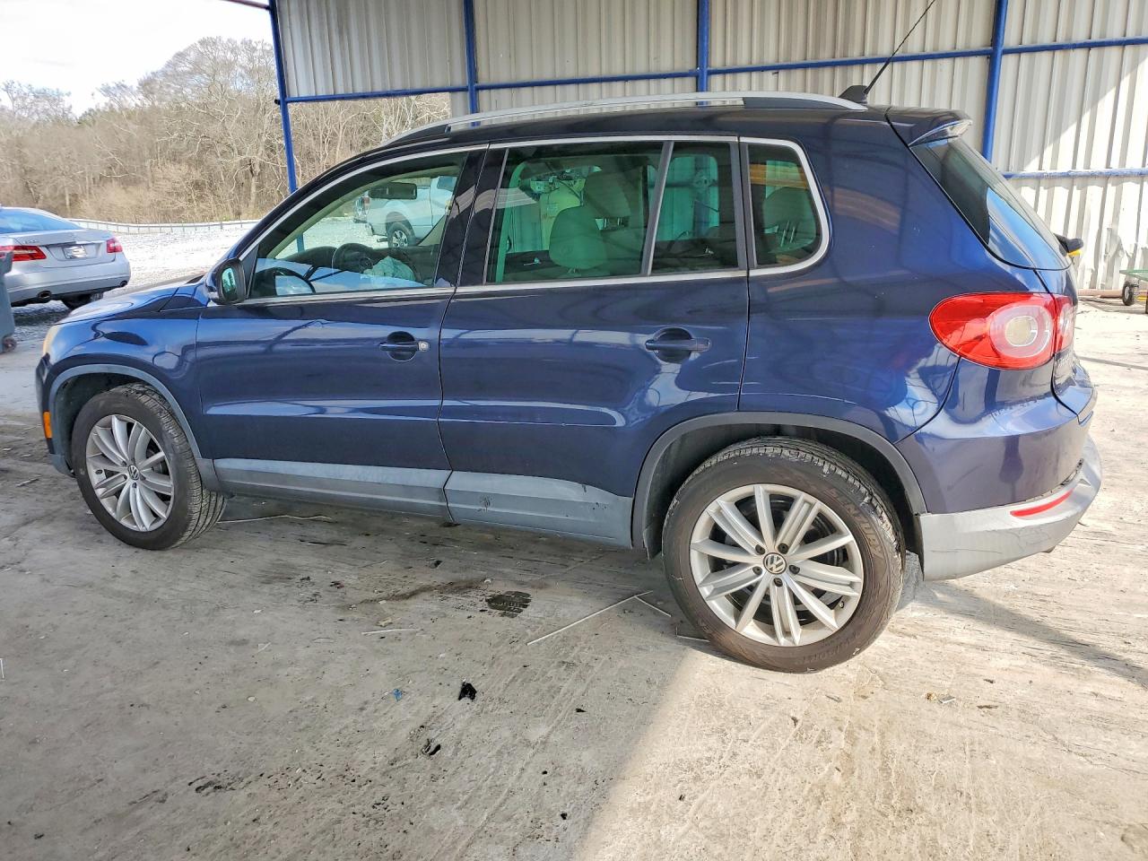 2011 VOLKSWAGEN TIGUAN S photo 2