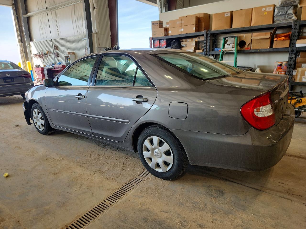 2004 TOYOTA CAMRY LE photo 2