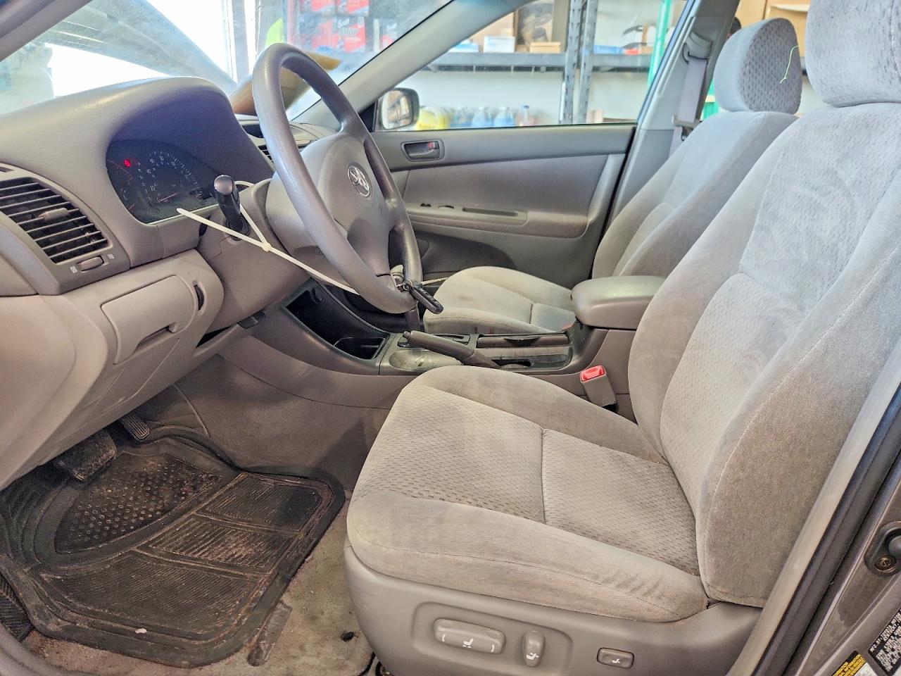 2004 TOYOTA CAMRY LE photo 7