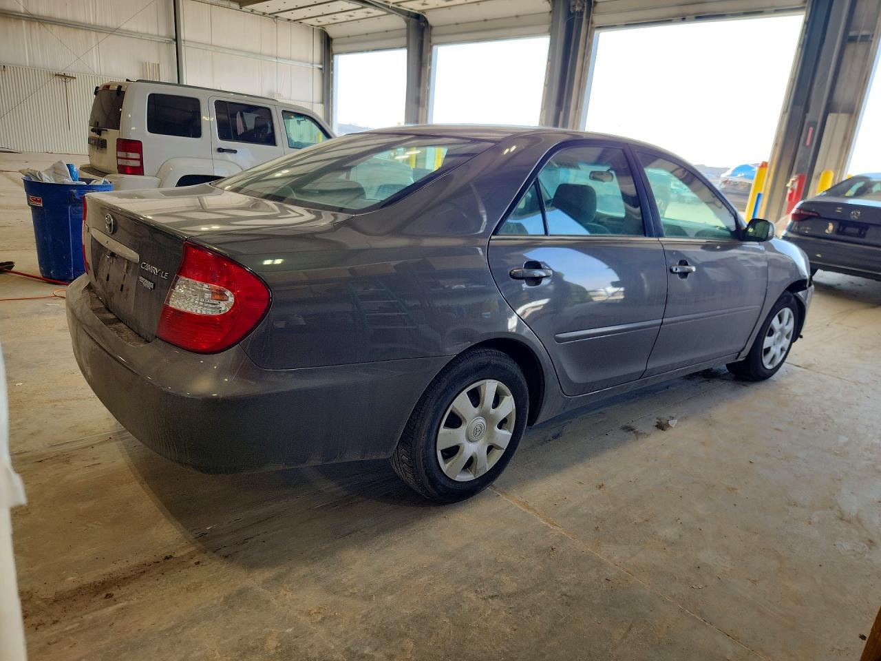 2004 TOYOTA CAMRY LE photo 3