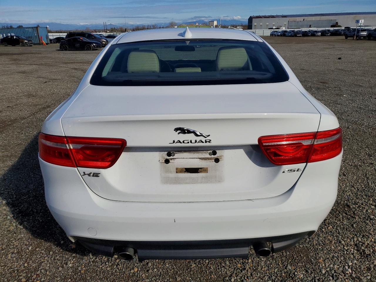 2017 JAGUAR XE photo 11
