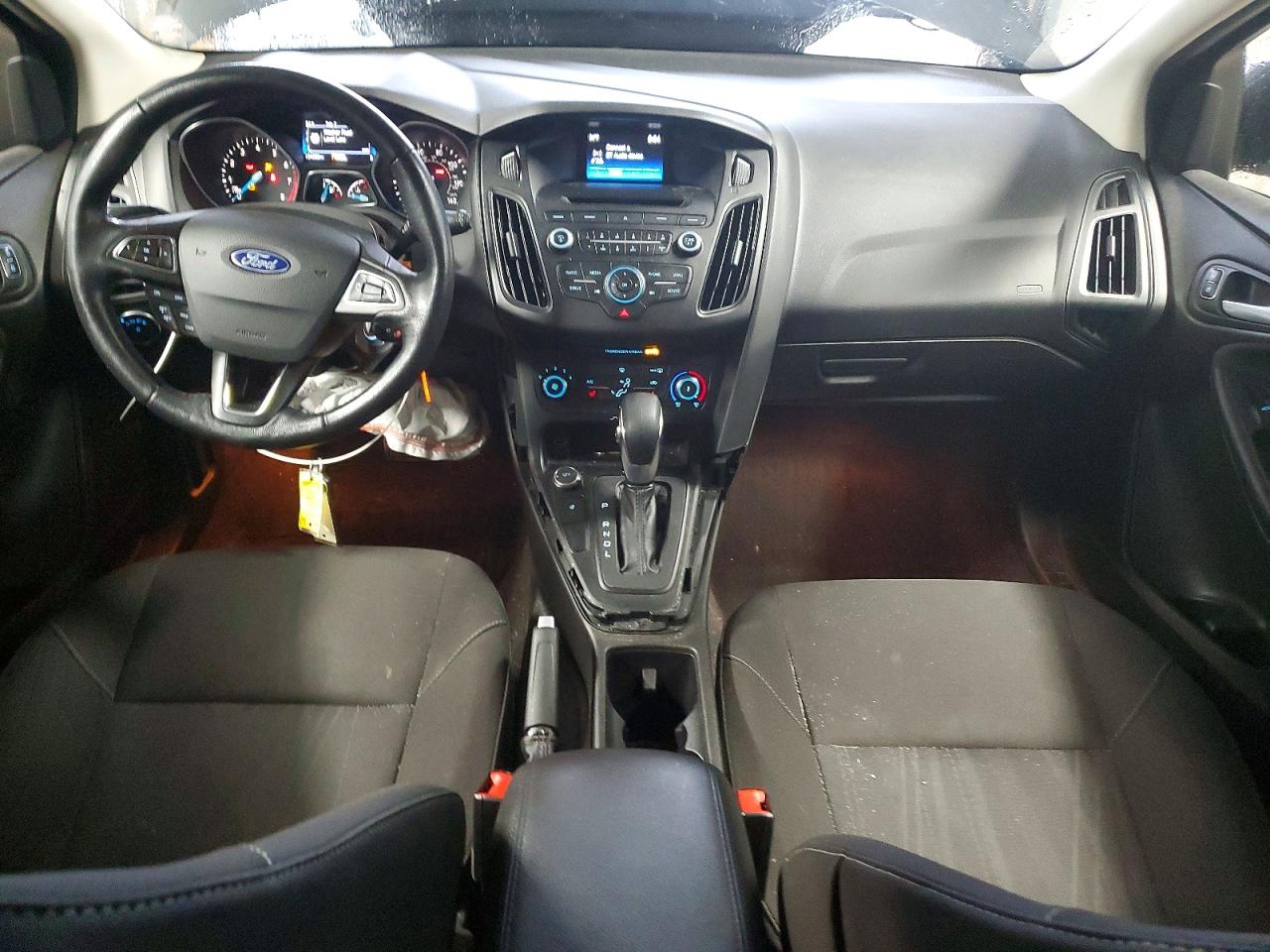 2017 FORD FOCUS SE photo 8