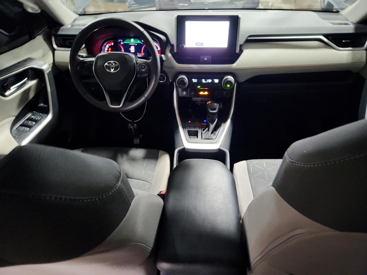 2024 TOYOTA RAV4 XLE photo 8