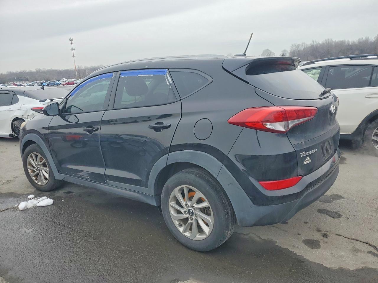 2016 HYUNDAI TUCSON SE photo 2