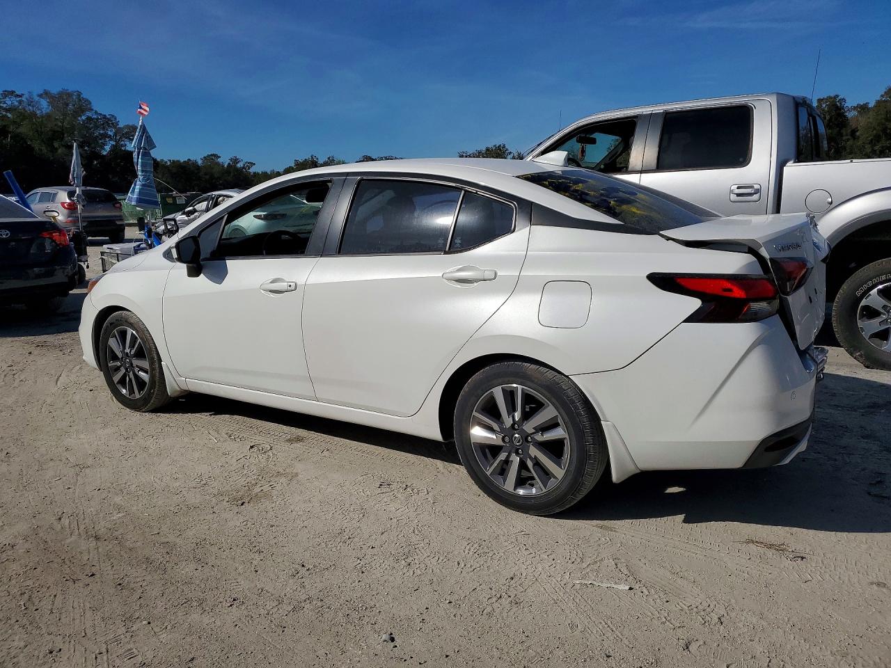 2020 NISSAN VERSA SV photo 3