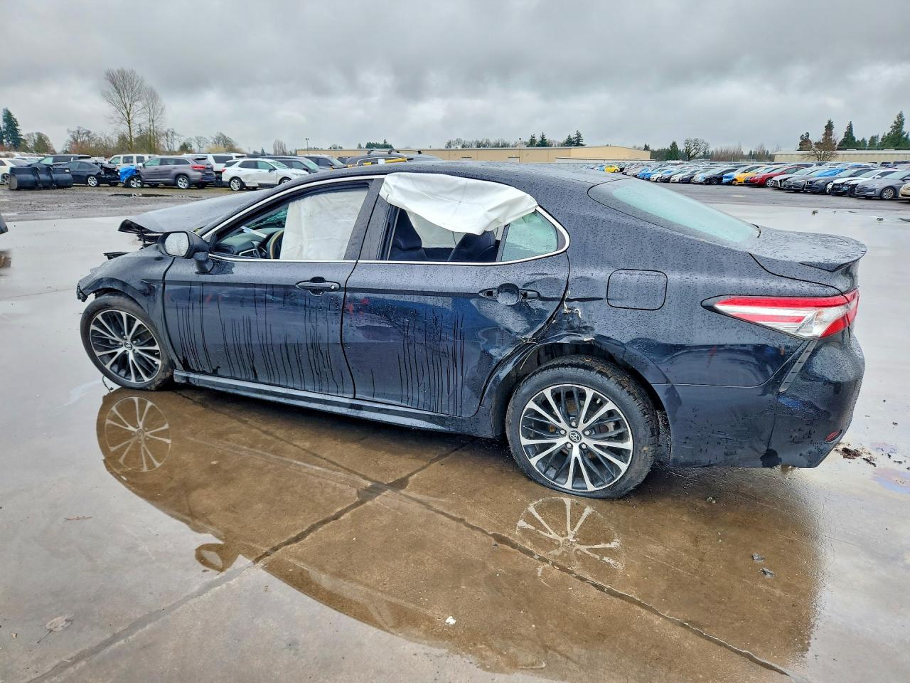 2018 TOYOTA CAMRY SE photo 3