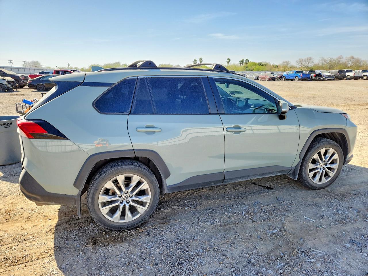 2022 TOYOTA RAV4 XLE PREMIUM photo 3