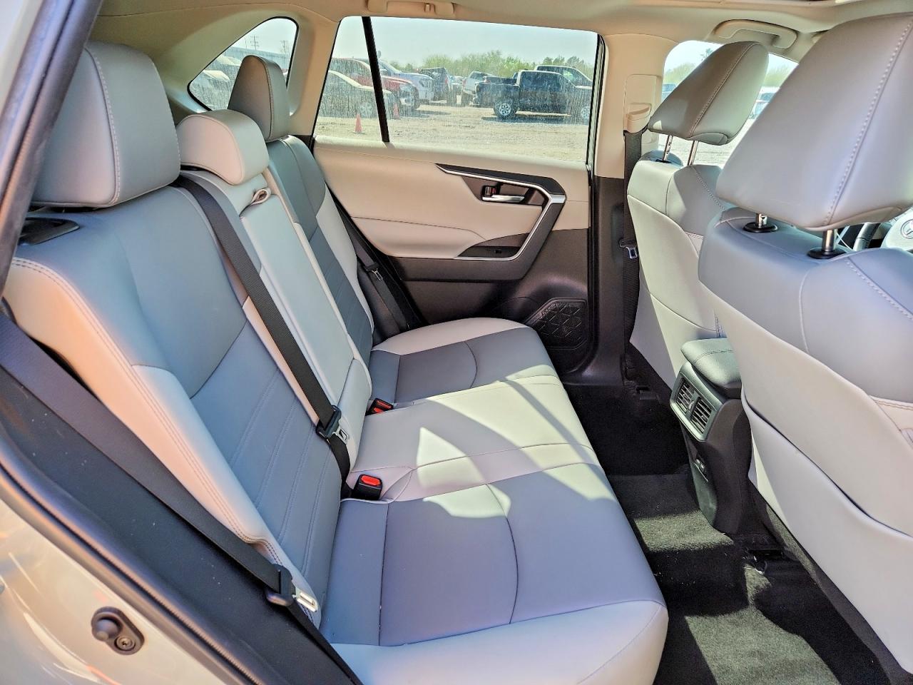 2022 TOYOTA RAV4 XLE PREMIUM photo 11