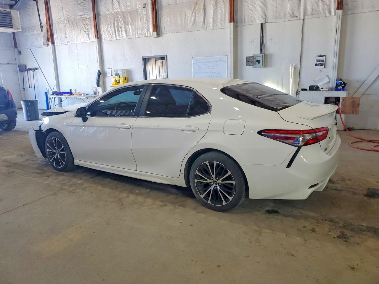 2018 TOYOTA CAMRY SE photo 2