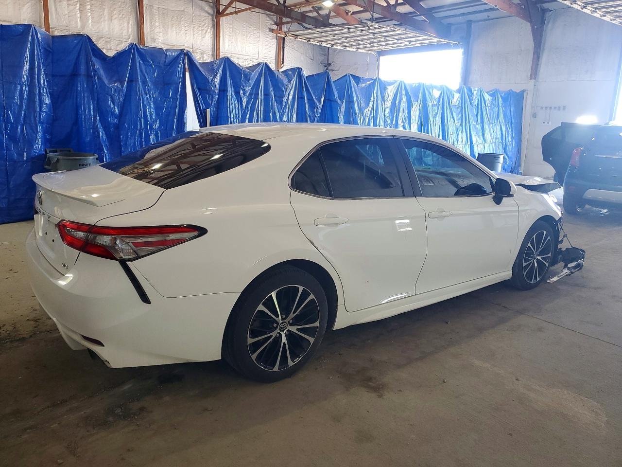 2018 TOYOTA CAMRY SE photo 3