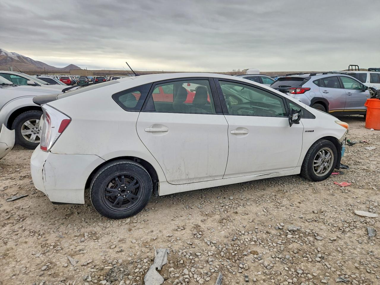 2014 TOYOTA PRIUS TWO photo 3