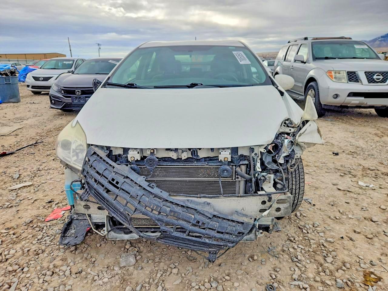 2014 TOYOTA PRIUS TWO photo 5