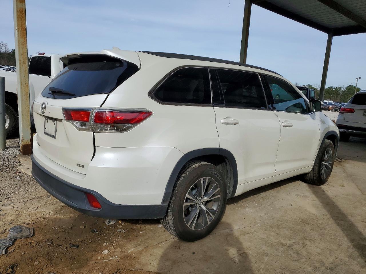 2016 TOYOTA HIGHLANDER XLE photo 3