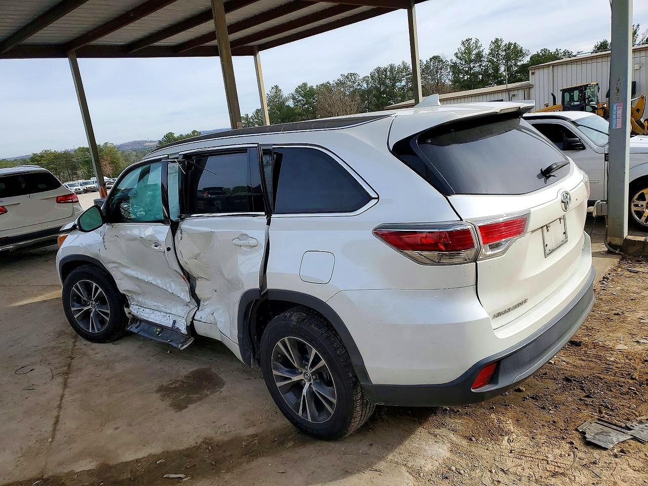 2016 TOYOTA HIGHLANDER XLE photo 2