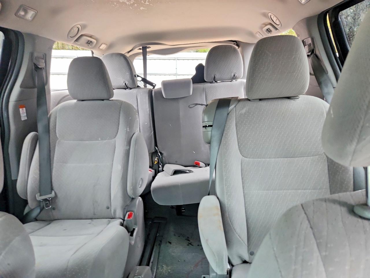 2017 TOYOTA SIENNA LE 8-PASSENGER photo 10