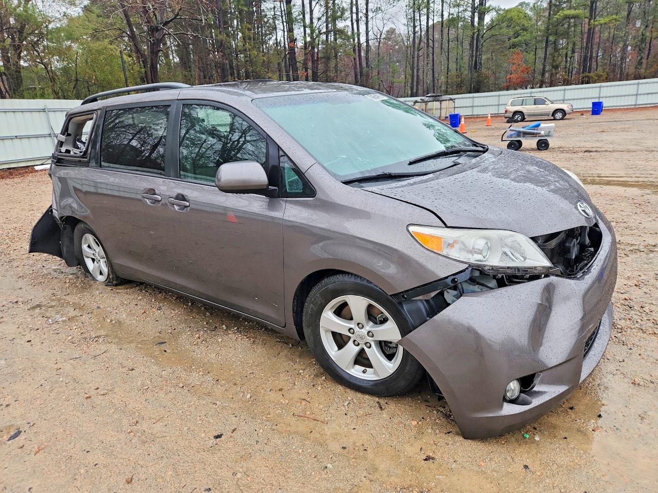 2017 TOYOTA SIENNA LE 8-PASSENGER photo 4