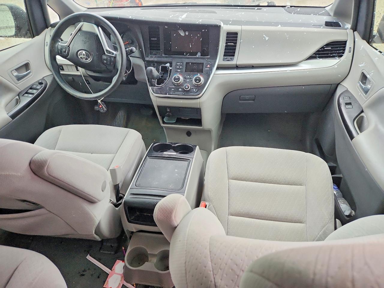 2017 TOYOTA SIENNA LE 8-PASSENGER photo 8