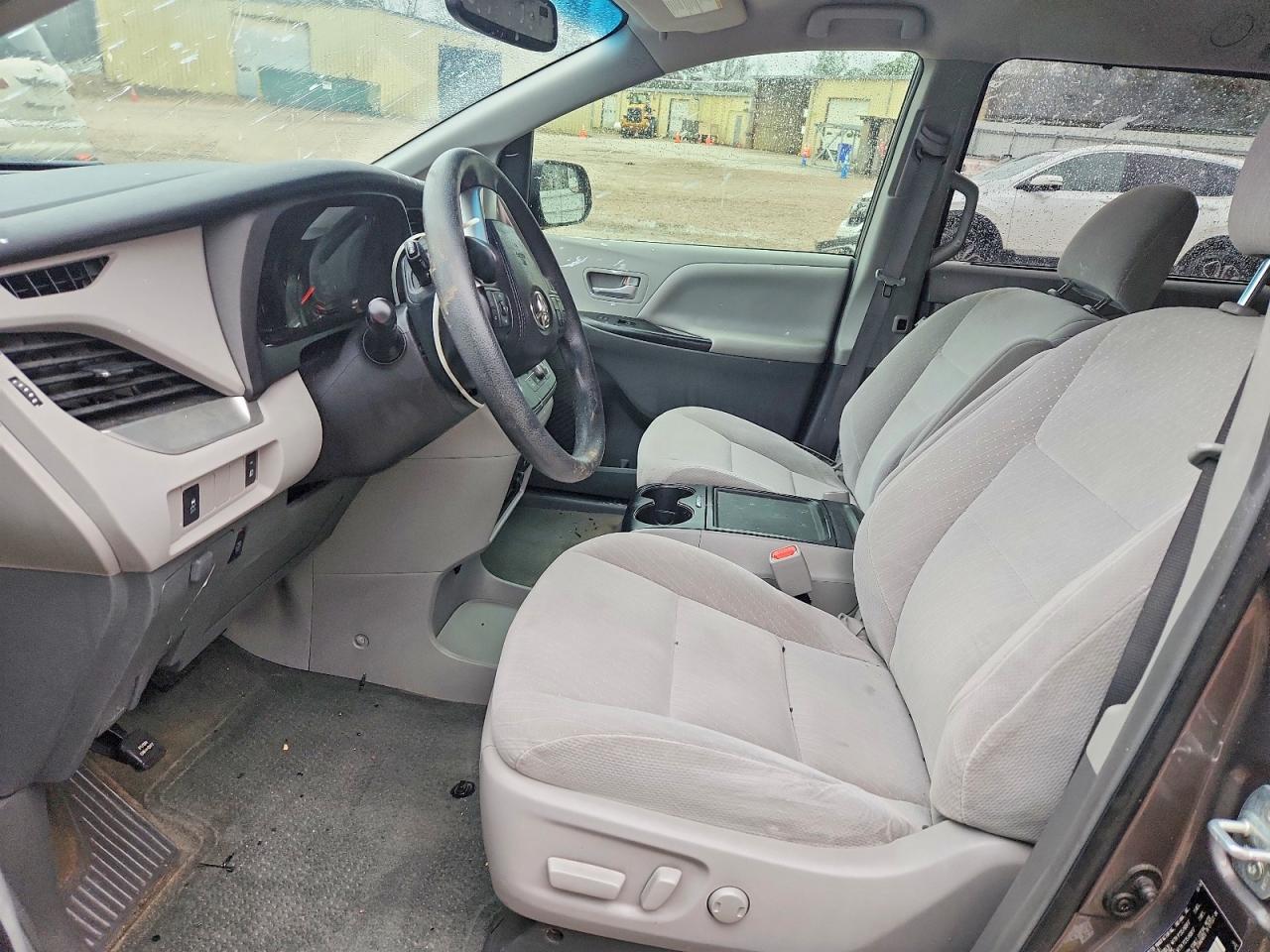 2017 TOYOTA SIENNA LE 8-PASSENGER photo 7
