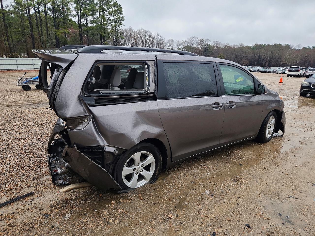 2017 TOYOTA SIENNA LE 8-PASSENGER photo 3