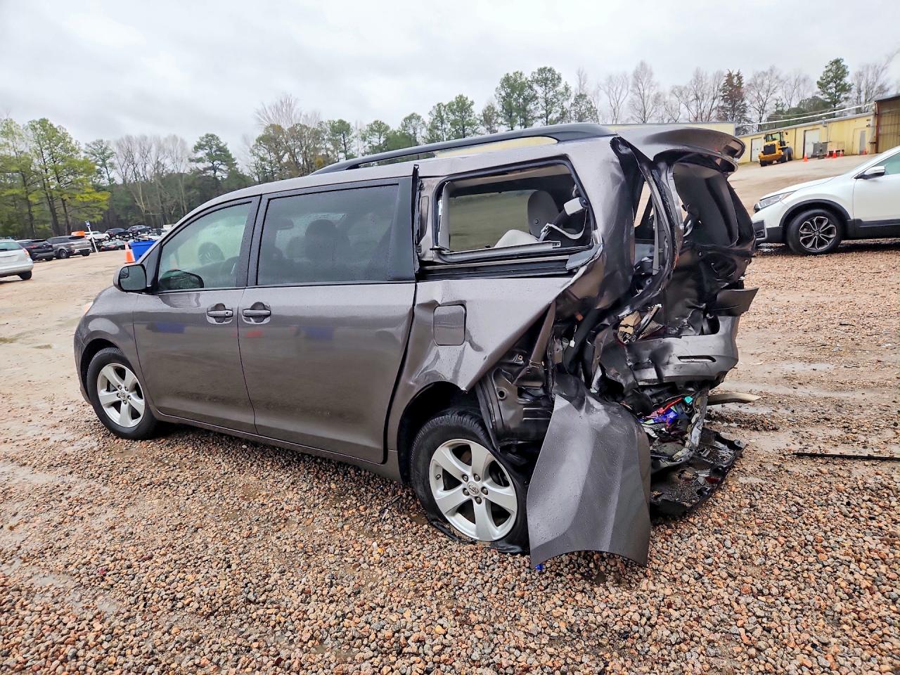 2017 TOYOTA SIENNA LE 8-PASSENGER photo 2