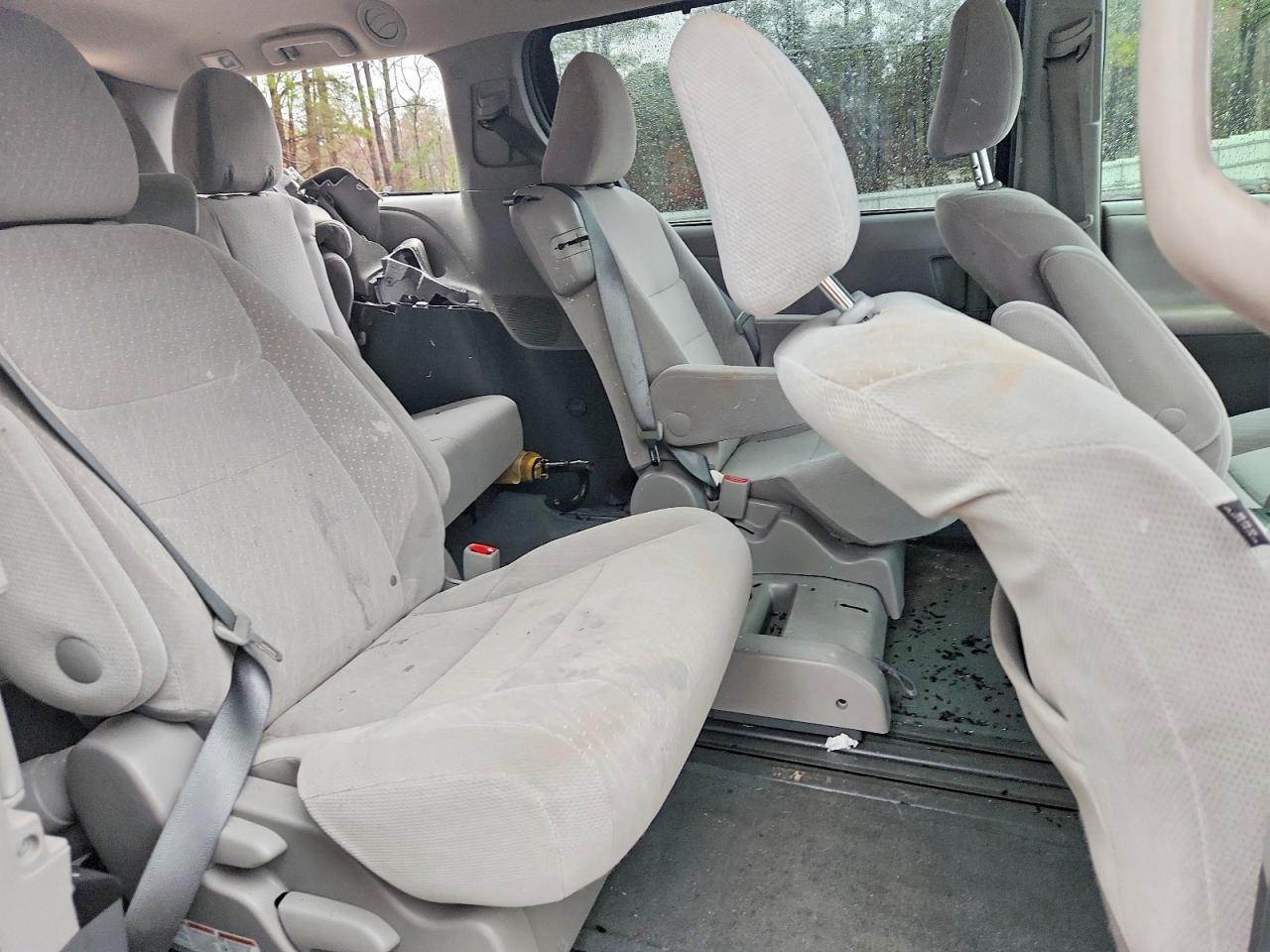2017 TOYOTA SIENNA LE 8-PASSENGER photo 11