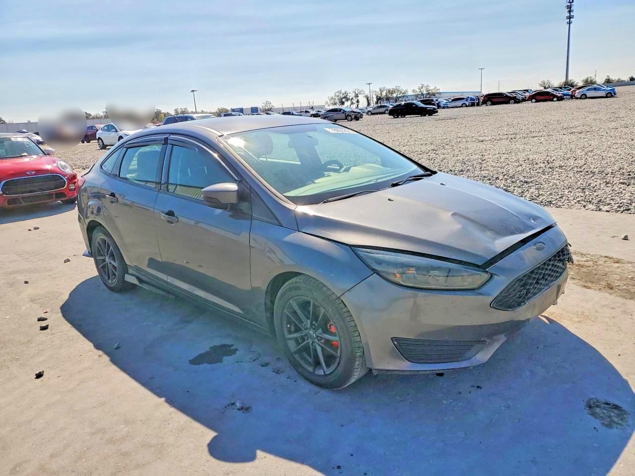 2017 FORD FOCUS SE photo 4