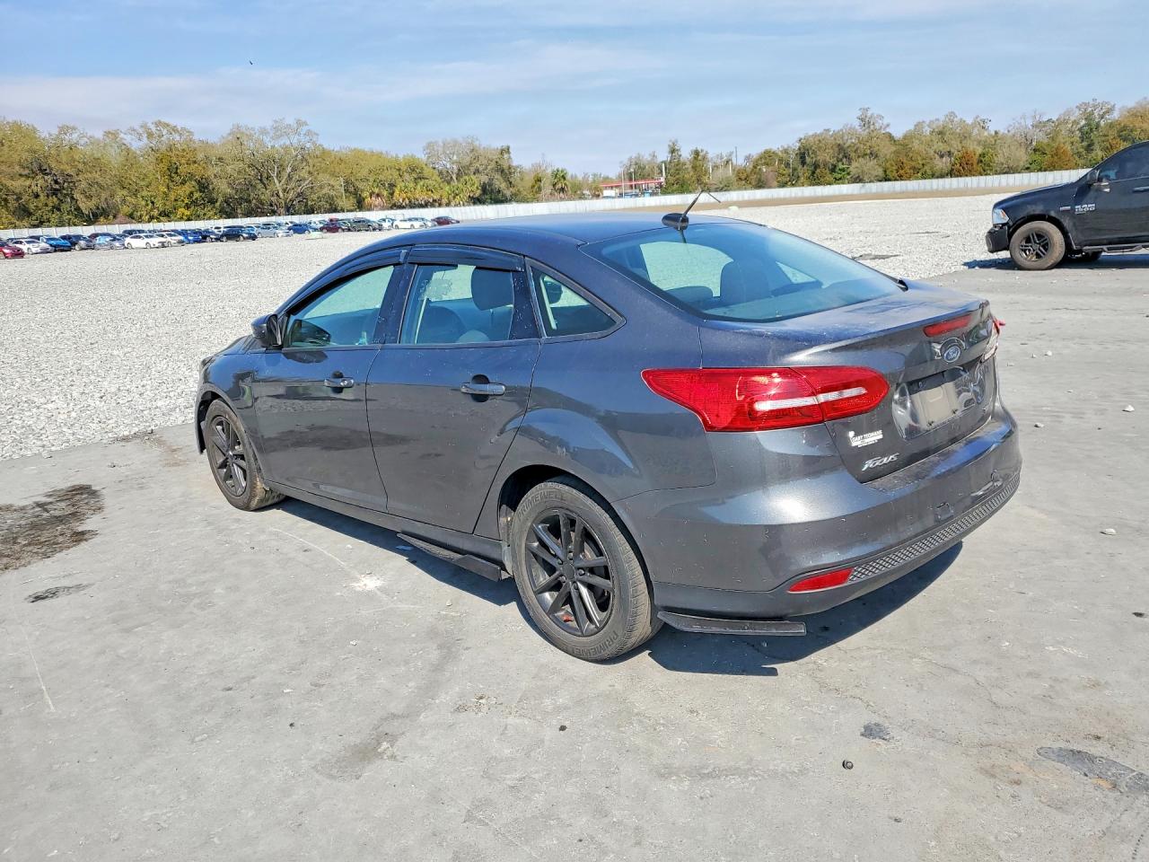 2017 FORD FOCUS SE photo 2