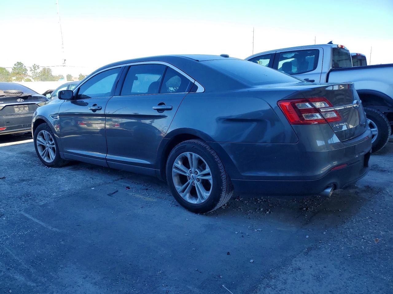2015 FORD TAURUS SE photo 2