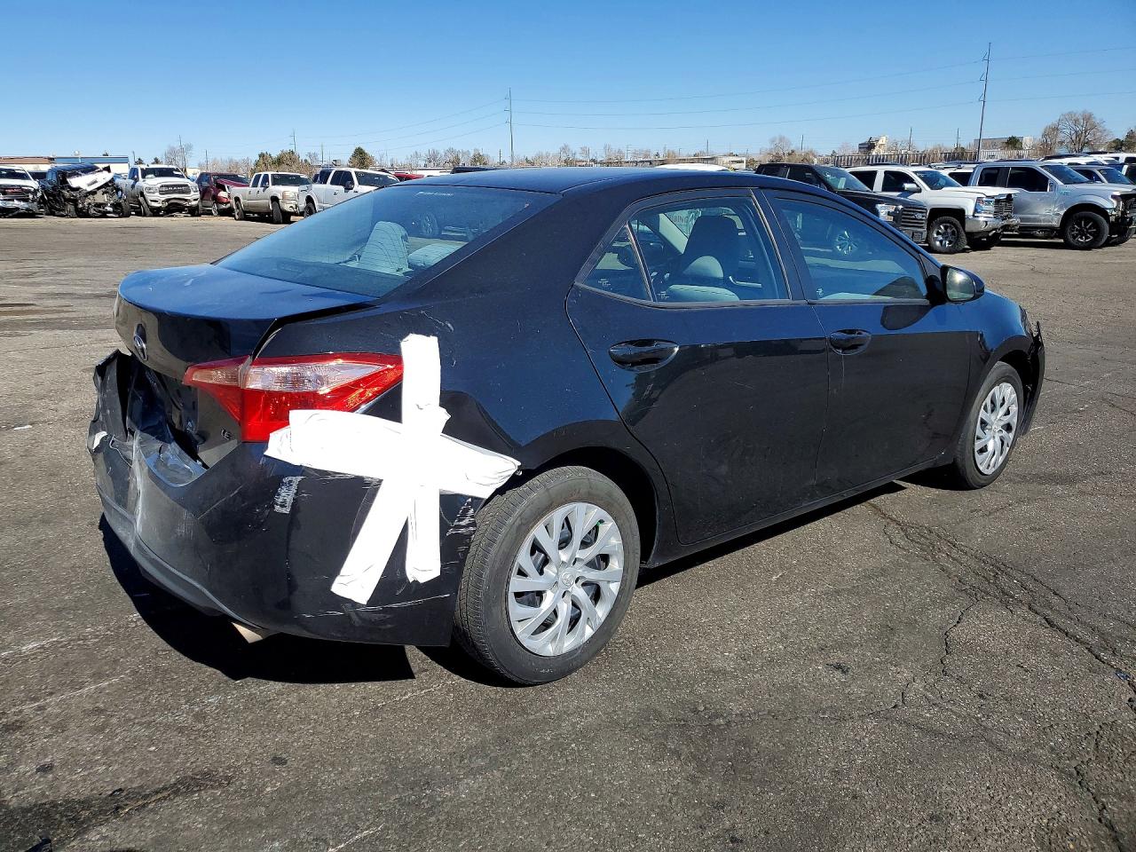 2017 TOYOTA COROLLA LE photo 3