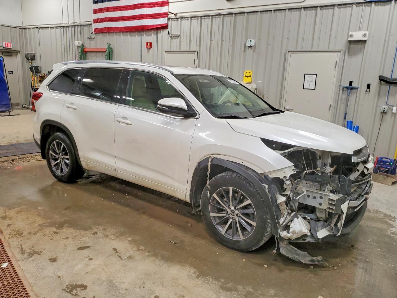 2017 TOYOTA HIGHLANDER XLE photo 7