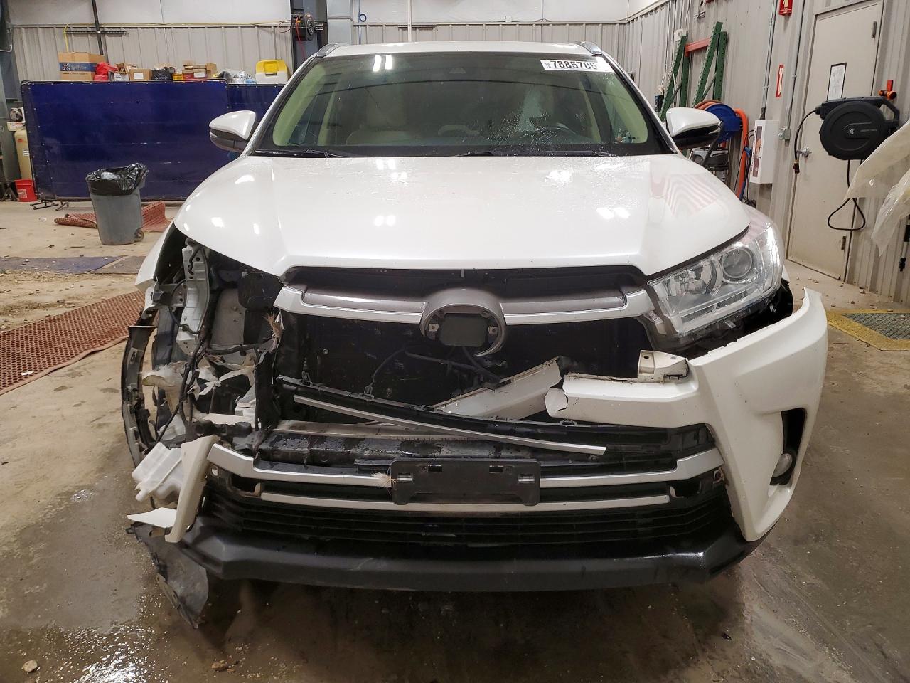 2017 TOYOTA HIGHLANDER XLE photo 9