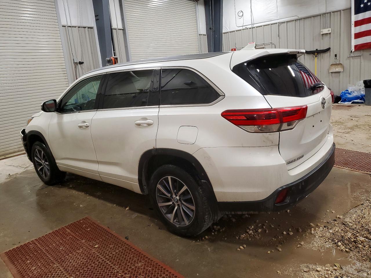 2017 TOYOTA HIGHLANDER XLE photo 3