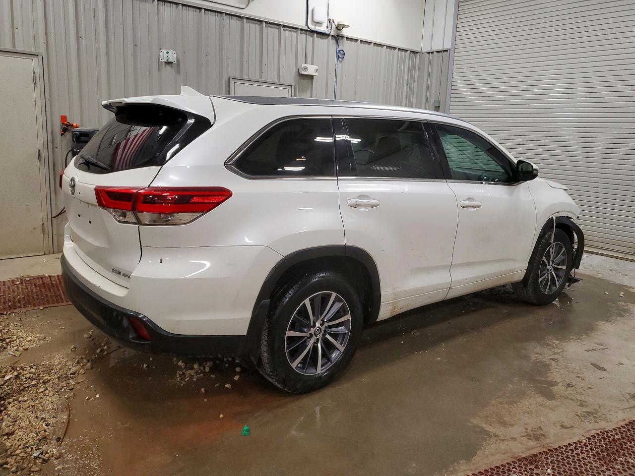 2017 TOYOTA HIGHLANDER XLE photo 5
