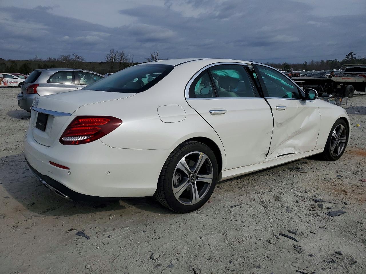 2018 MERCEDES-BENZ E 300 photo 3