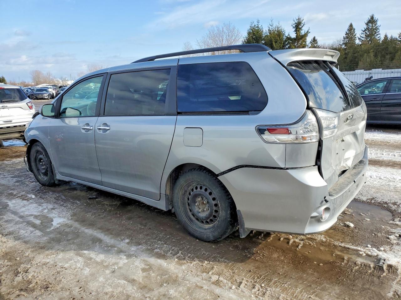 2014 TOYOTA SIENNA SE 8-PASSENGER photo 2