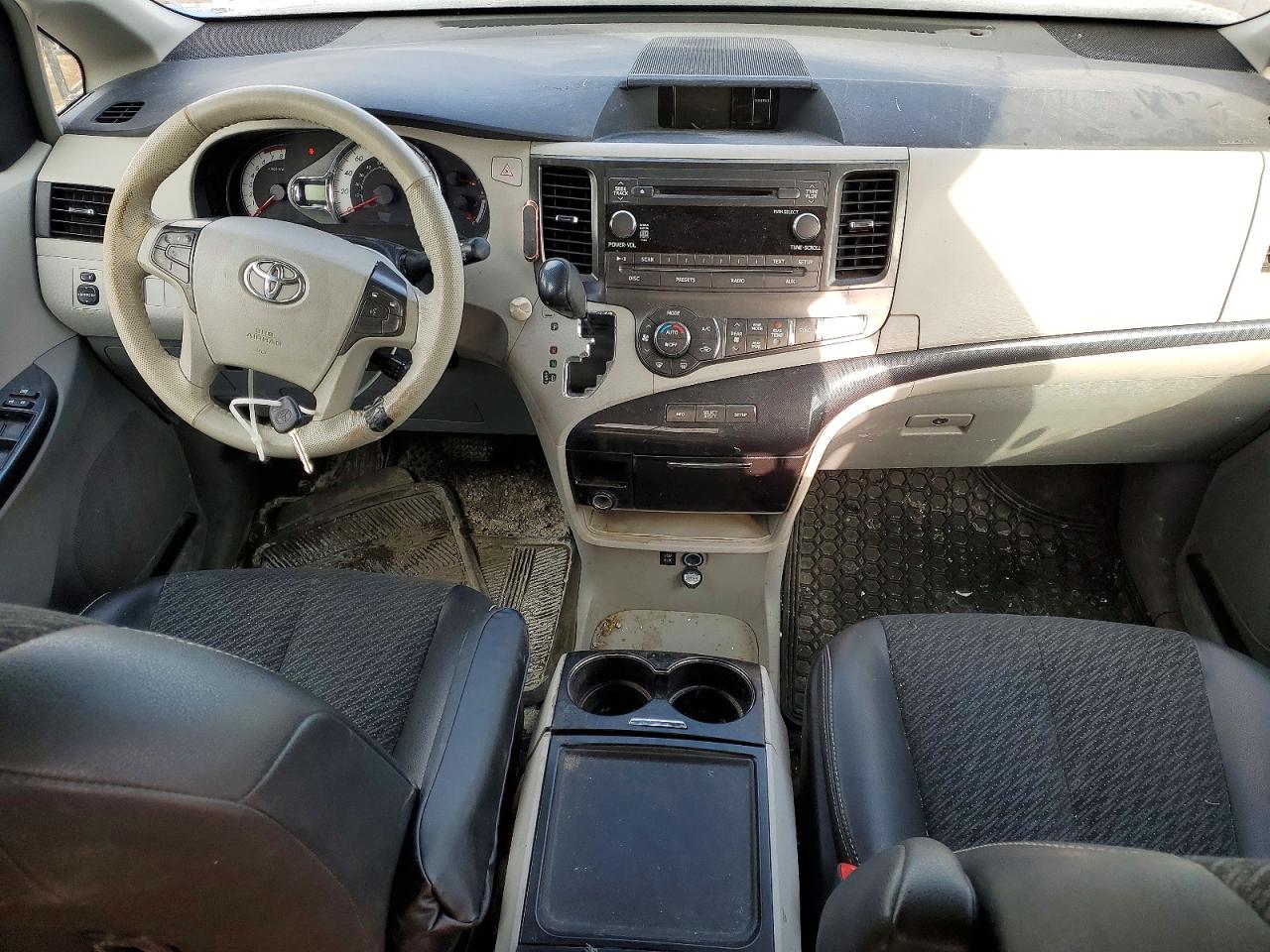2014 TOYOTA SIENNA SE 8-PASSENGER photo 8