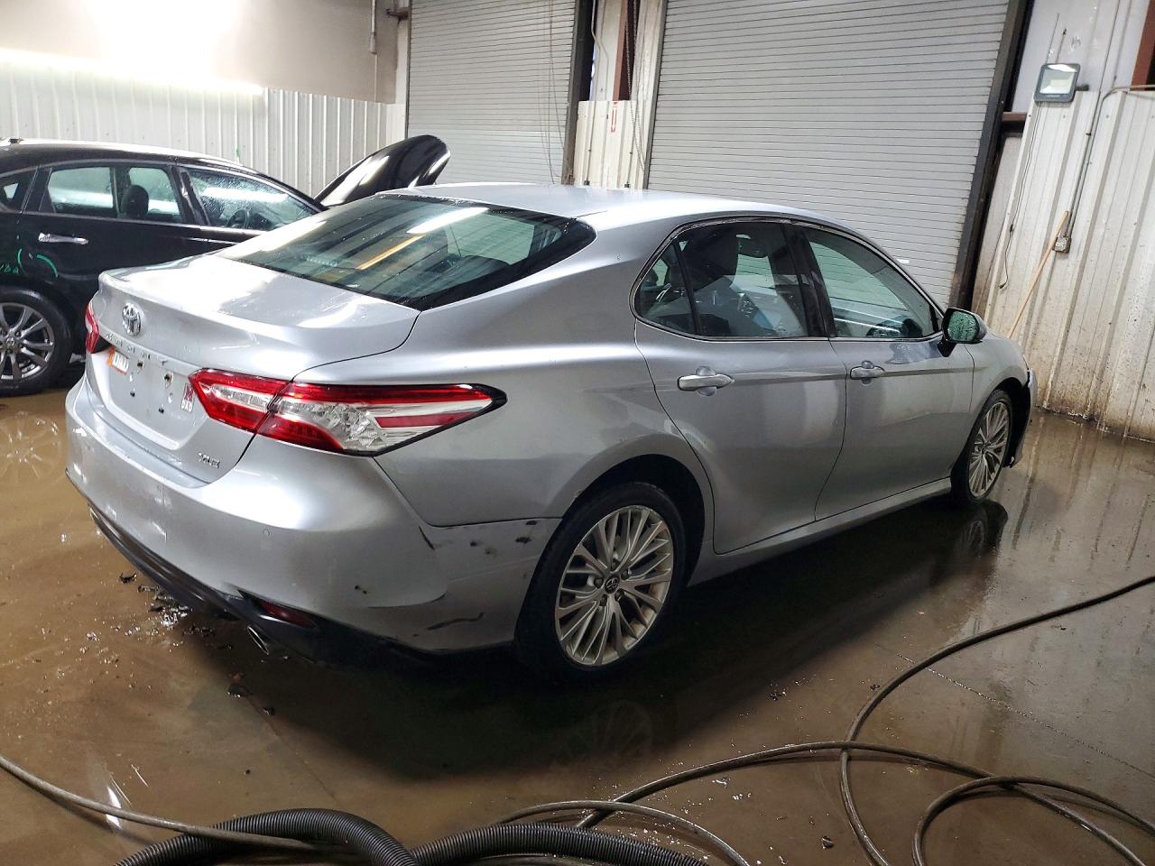 2018 TOYOTA CAMRY XLE photo 5