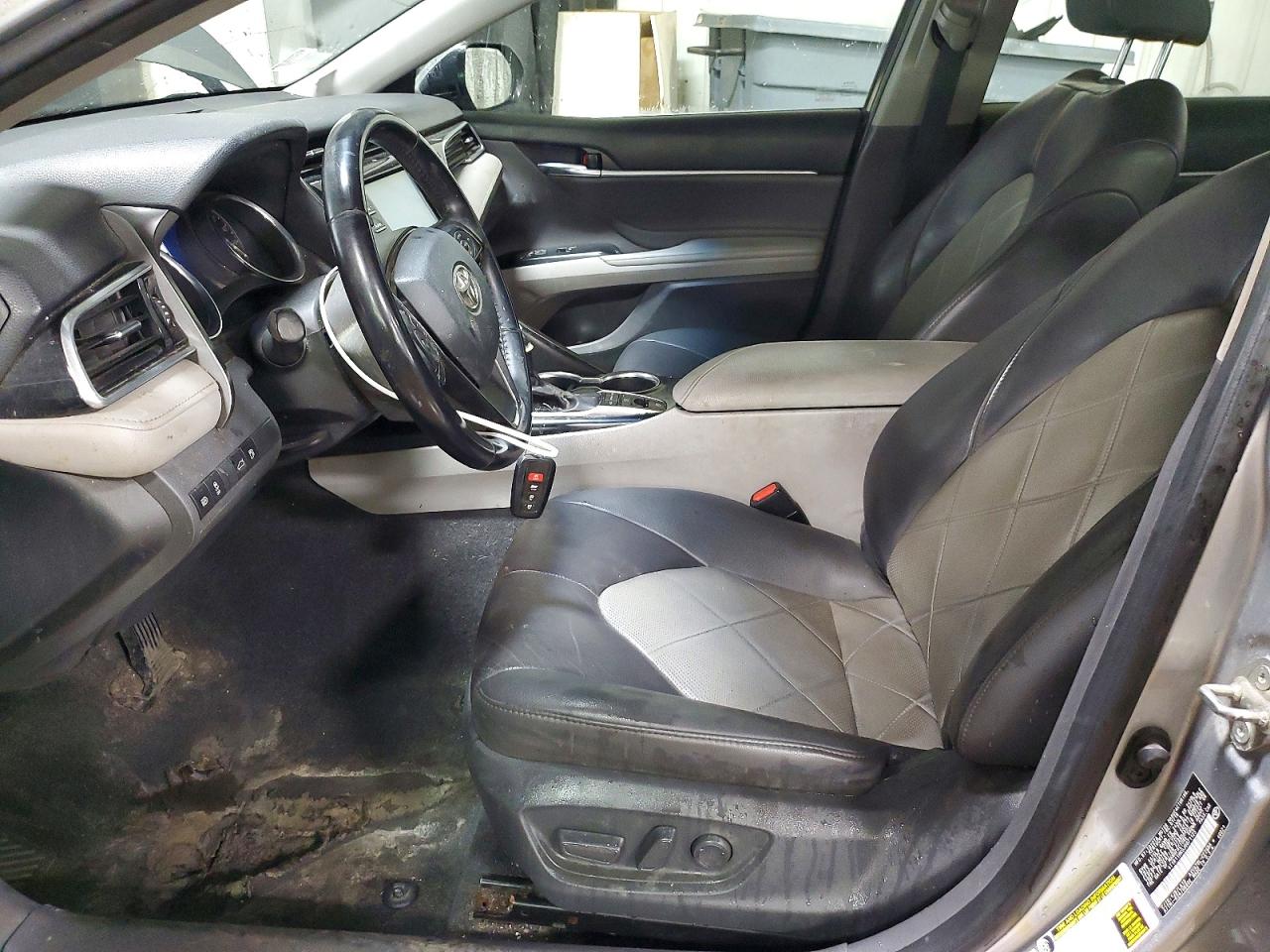 2018 TOYOTA CAMRY XLE photo 13