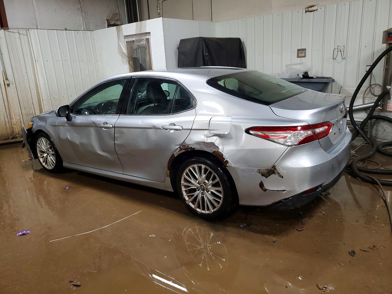 2018 TOYOTA CAMRY XLE photo 3