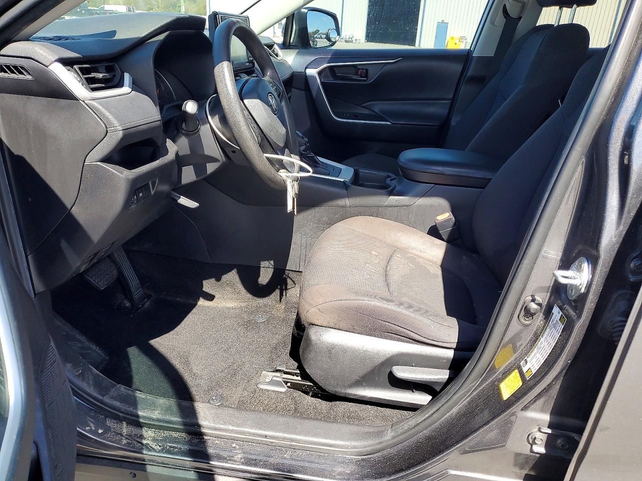 2021 TOYOTA RAV4 LE photo 19