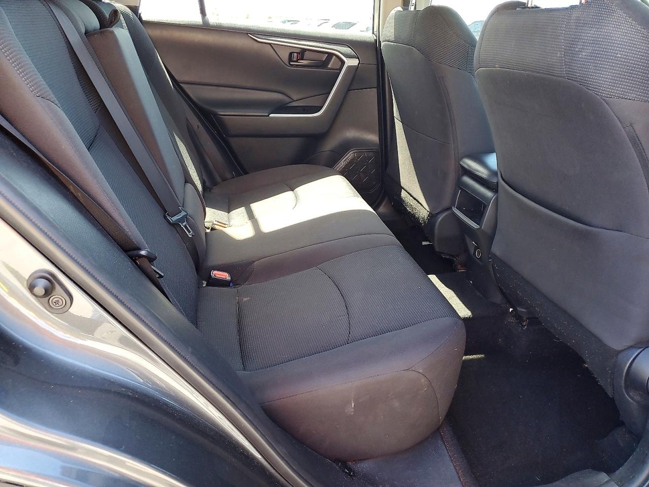 2021 TOYOTA RAV4 LE photo 31
