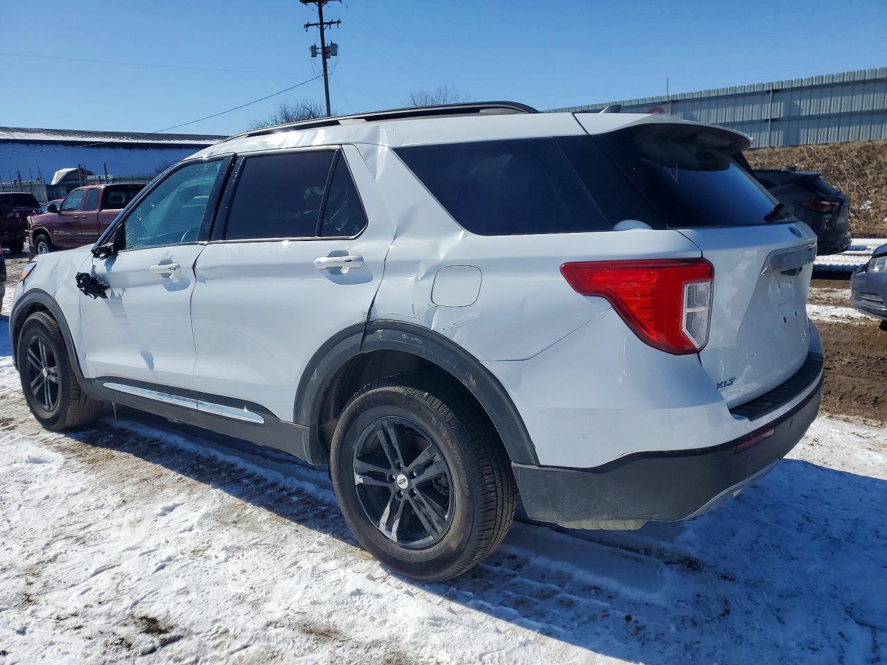 2021 FORD EXPLORER XLT photo 2