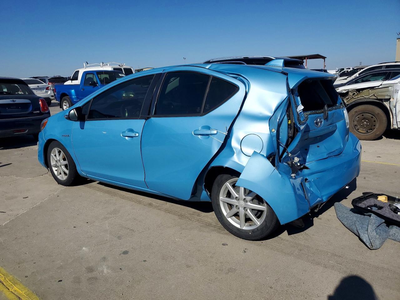 2016 TOYOTA PRIUS C THREE photo 2