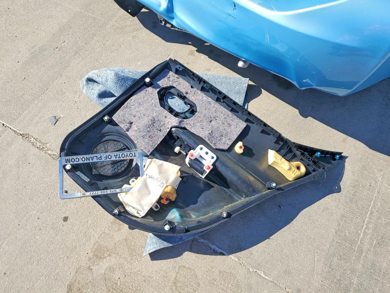 2016 TOYOTA PRIUS C THREE photo 12
