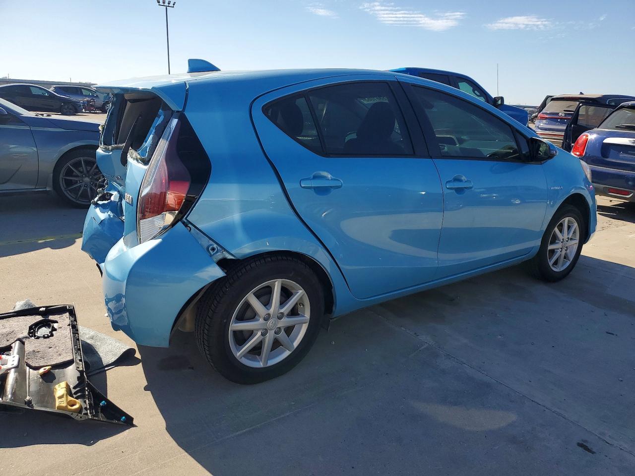 2016 TOYOTA PRIUS C THREE photo 3